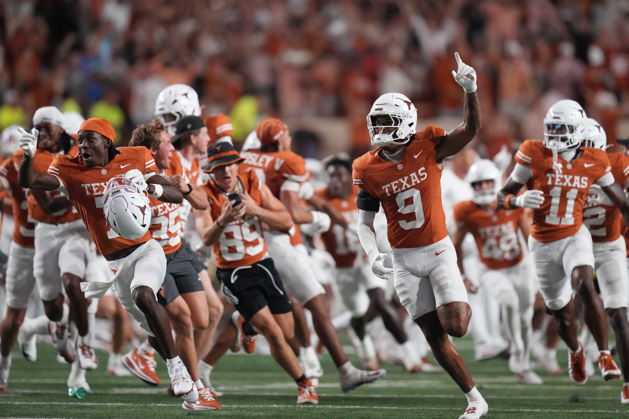 Texas rallies in 4th quarter to stun top-ranked Ohio State